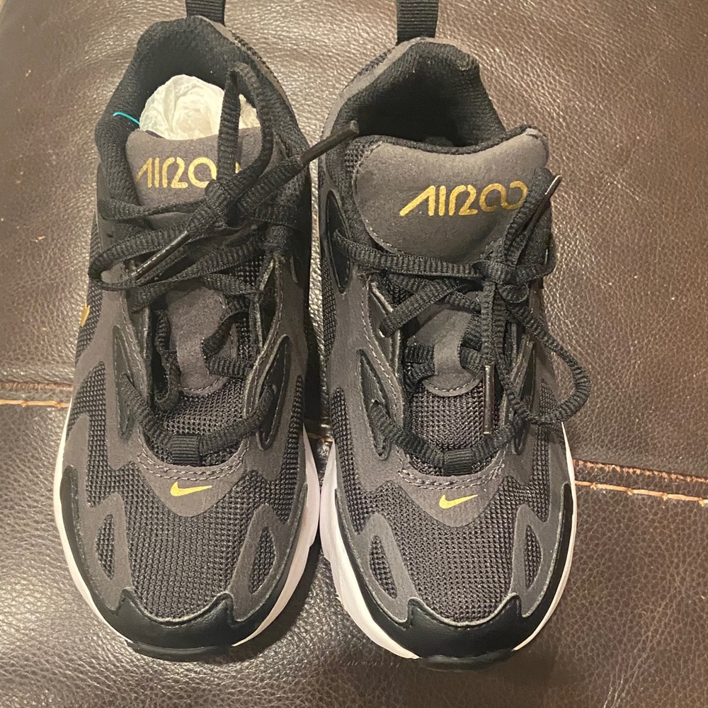 Nike Black and Gold KIDS Air Max 200
Sneakers SIZE 12c - Picture 10 of 13